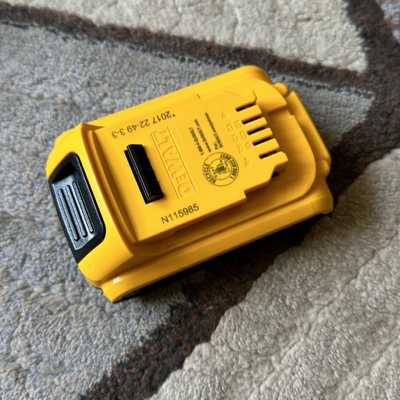 DeWALT BT SPEAKER, CHARGER & BATTERY - Picture 13 of 15